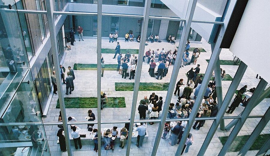 Blick in den Innenhof des Campus Eisenstadt der Hochschule Burgenland